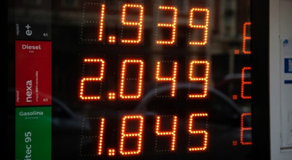 Panel con precios de gasolina y diésel en España tras la bajada del IVA en 2026