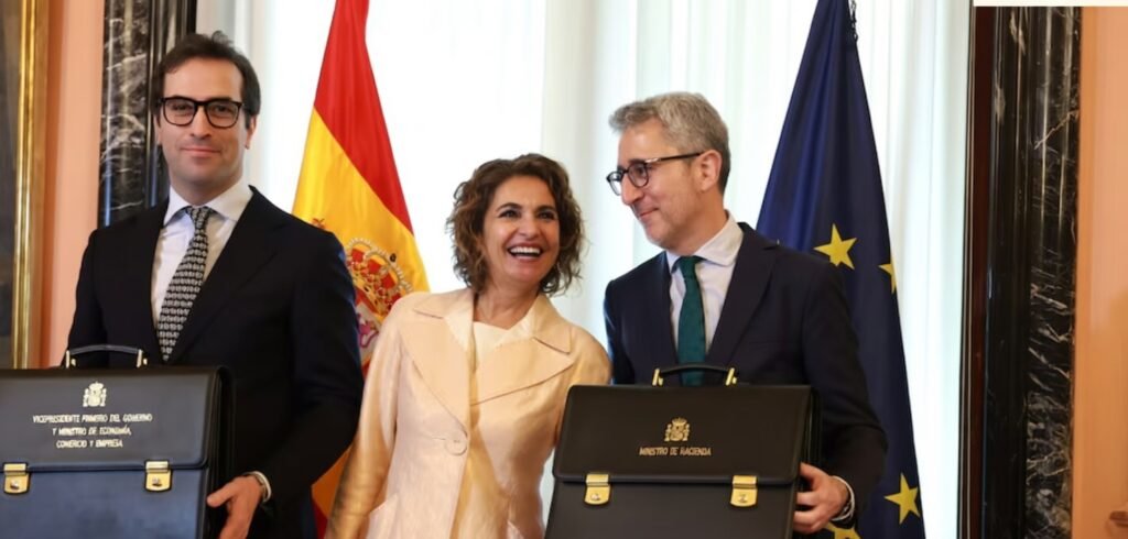 Carlos Cuerpo, María Jesús Montero y Arcadi España durante un acto institucional del Gobierno de España