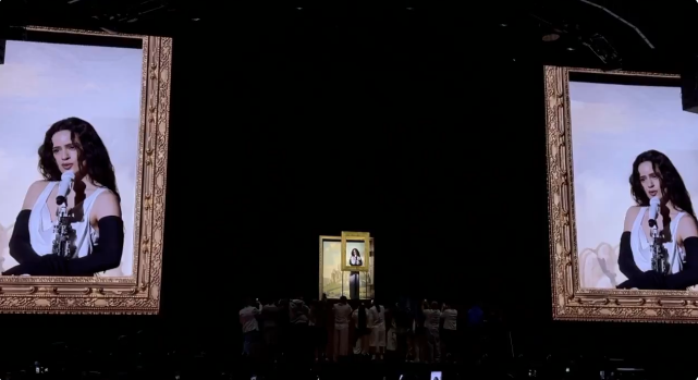 Rosalía actuando en el escenario durante su concierto del Lux Tour en Madrid con una puesta en escena artística y visual