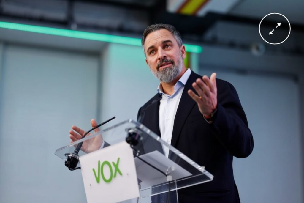 Santiago Abascal dando un discurso en la sede de Vox, mostrando liderazgo del partido.