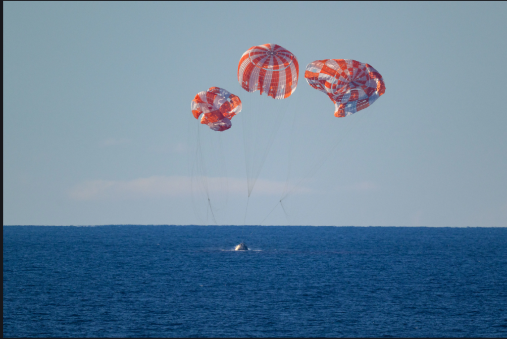 Cápsula Orion de Artemis II amerizando en el océano Pacífico tras su misión lunar de la NASA