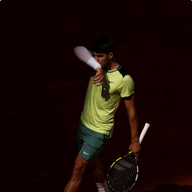 Carlos Alcaraz con molestias en la muñeca durante un partido en tierra batida antes del Mutua Madrid Open 2026