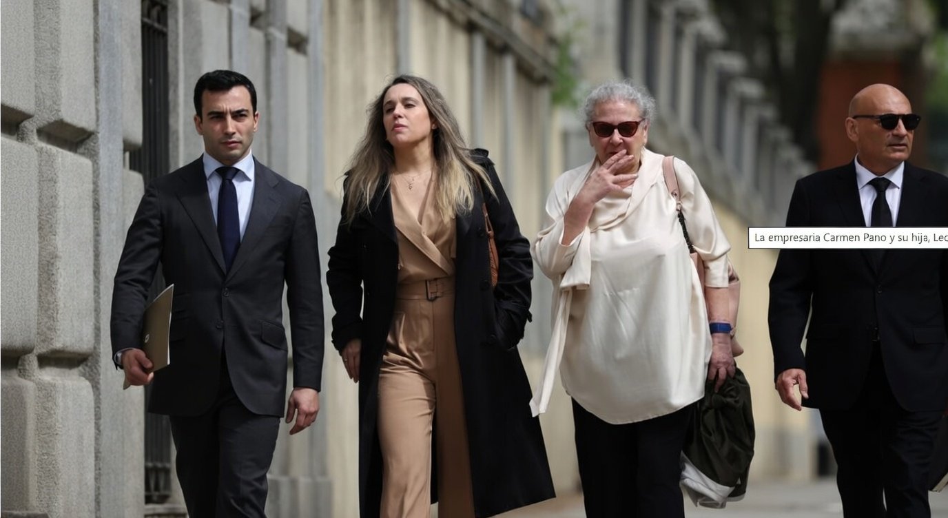 Carmen Pano y su hija llegando al juicio del caso Koldo: Ábalos, en el Tribunal Supremo
