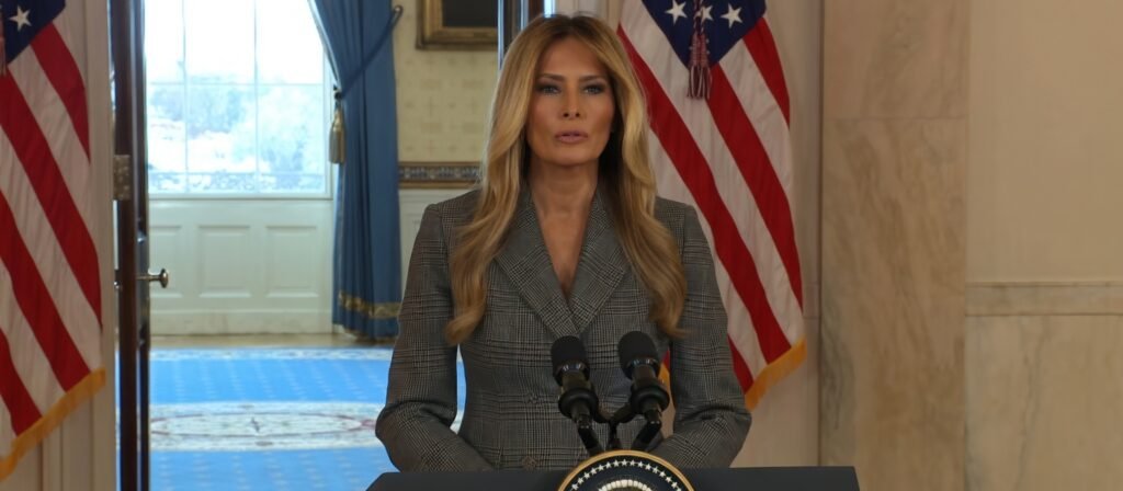 Melania Trump compareciendo en la Casa Blanca para negar vínculos con Jeffrey Epstein