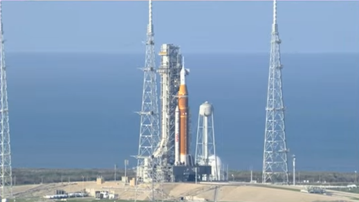 Cohete SLS de la misión Artemis II de la NASA en la plataforma de lanzamiento