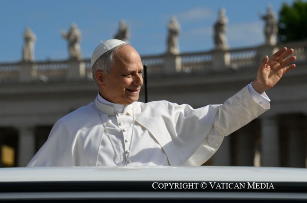 Papa Francisco saludando durante acto oficial en el Vaticano en contexto de su visita a España