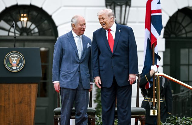 Trump y Carlos III conversando en la Casa Blanca durante visita oficial entre Estados Unidos y Reino Unido