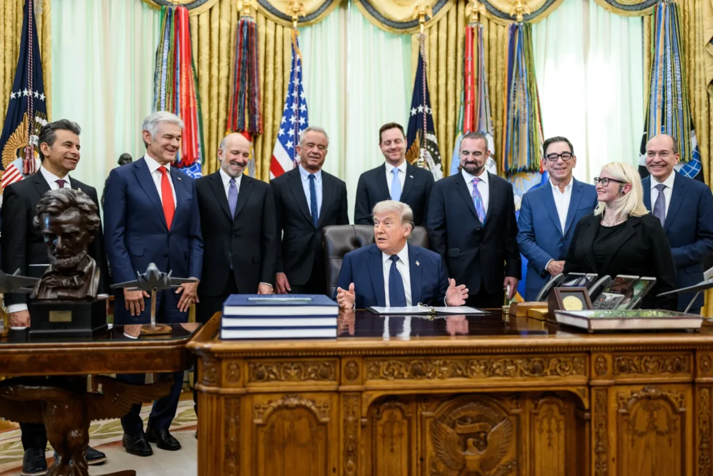 Donald Trump en la Casa Blanca durante un acto oficial mientras analiza la retirada de tropas de Estados Unidos en Europa