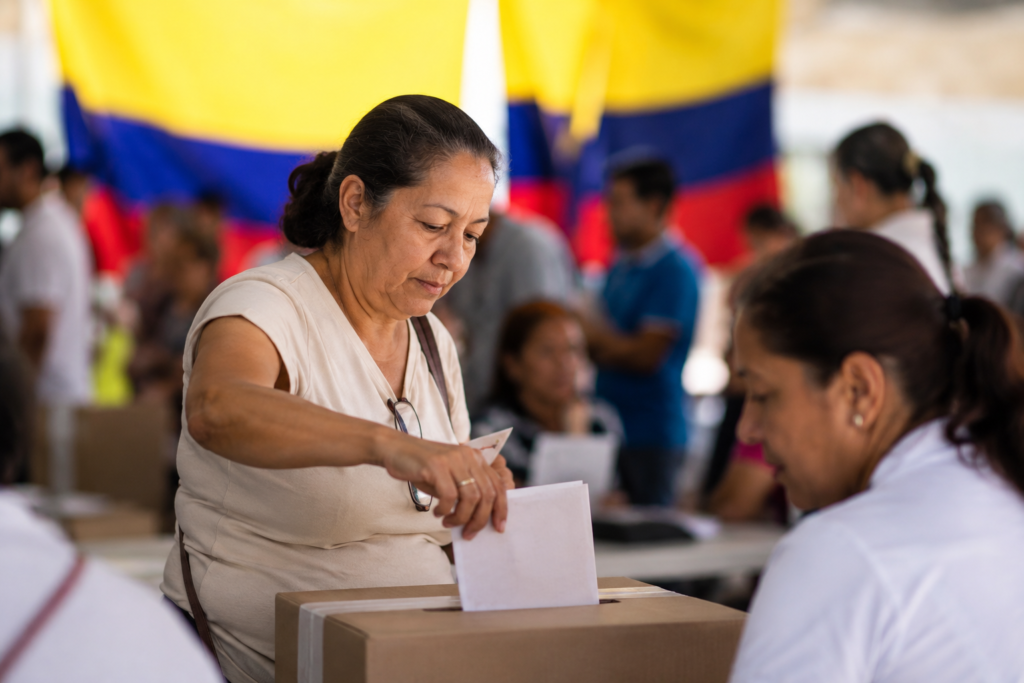 Ciudadanos participando en las elecciones Colombia 2026 durante una jornada de votación histórica.
