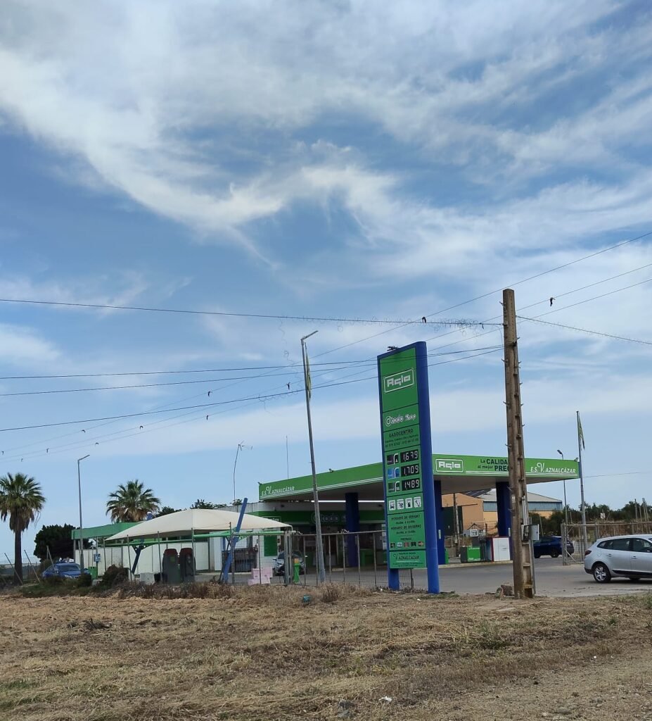 Panel de precios de carburantes en una gasolinera con el gasóleo a 1,679 euros por litro petróleo