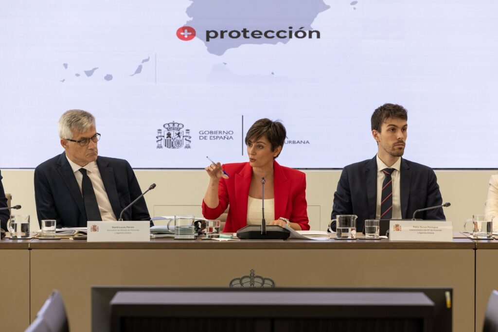 Reunión del Ministerio de Vivienda sobre el Plan Estatal de Vivienda 2026-2030 en España en base a la nueva medida de alquiler para pisos turísticos
