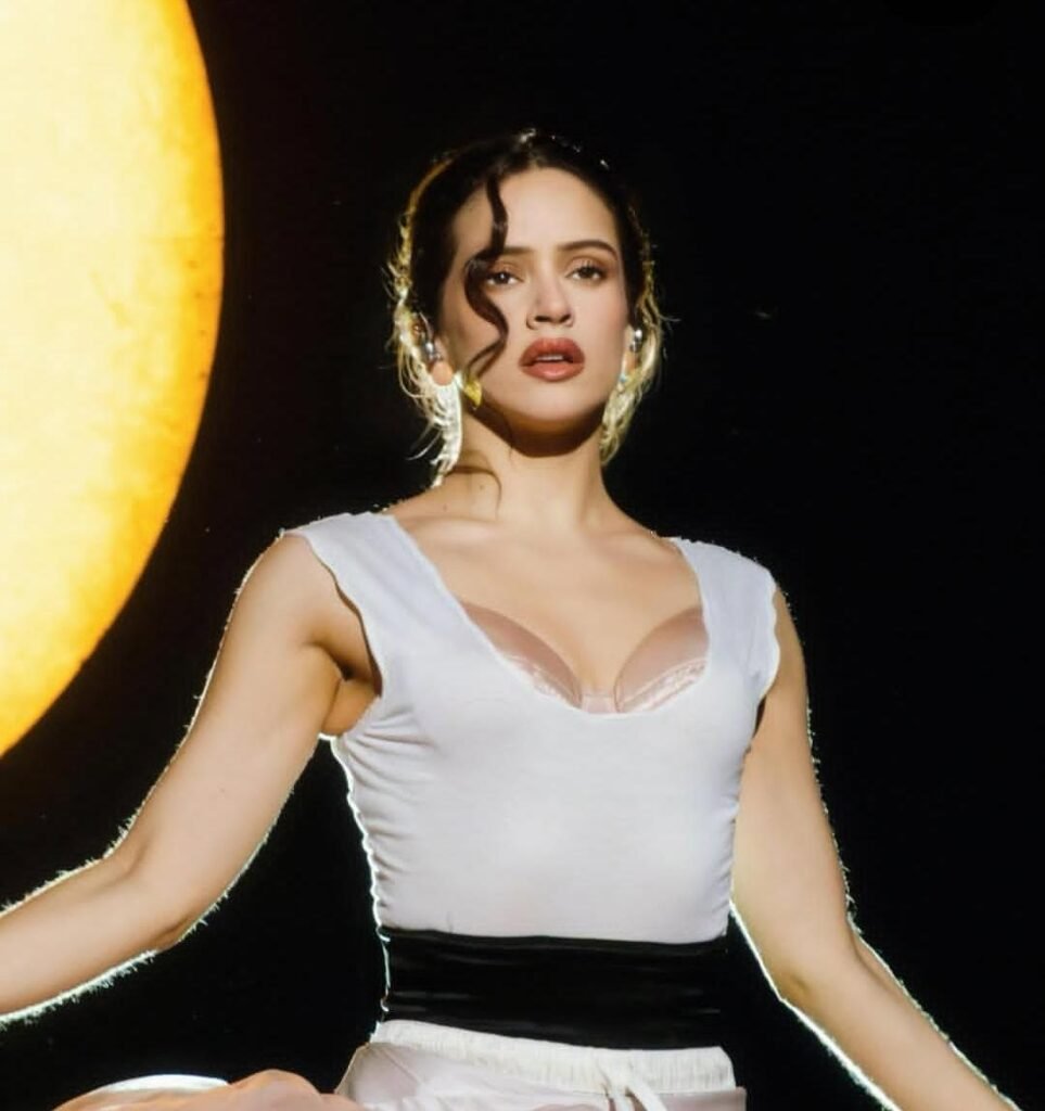 Rosalía durante una actuación antes de su concierto gratuito en Sevilla para Netflix