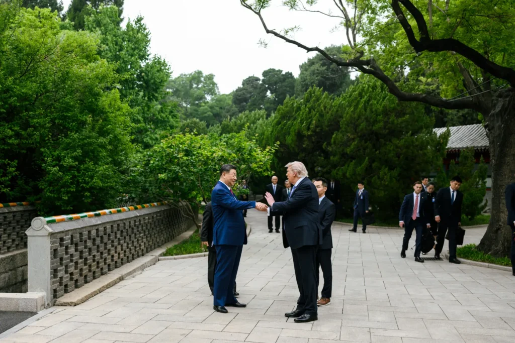 Xi Jinping y Donald Trump saludándose durante la cumbre diplomática en Pekín