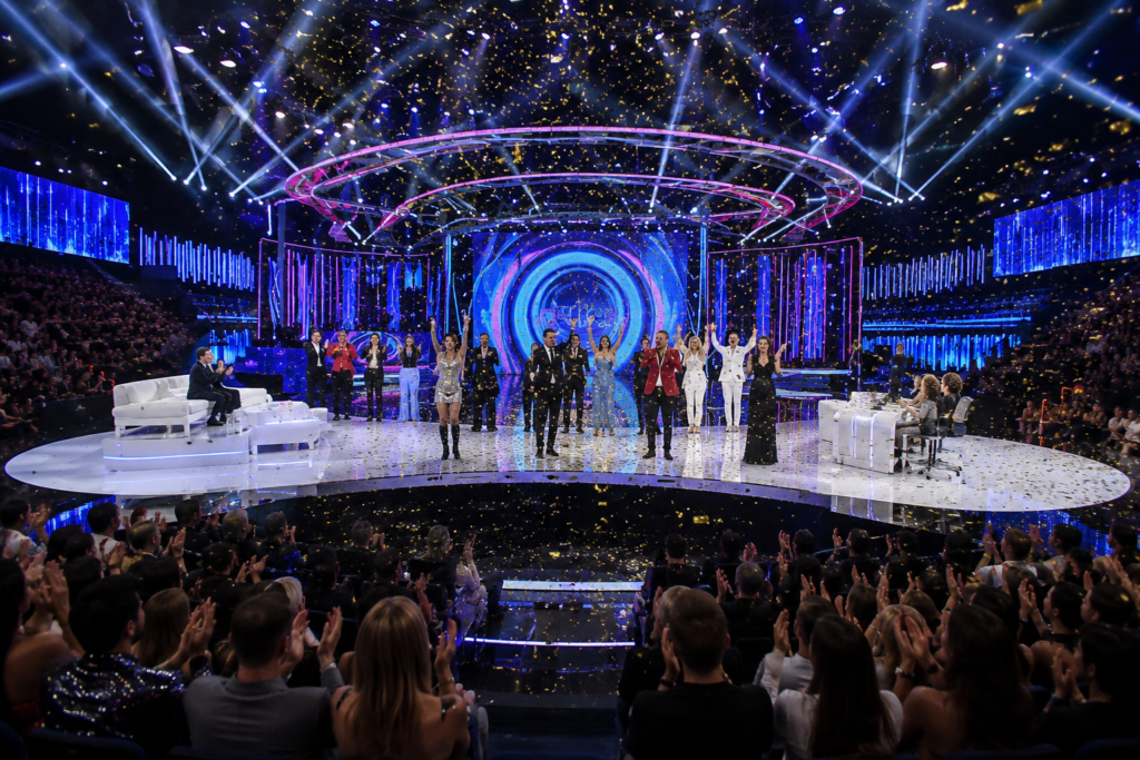escenario de Tu Cara Me Suena durante una gala especial con público y concursantes celebrando