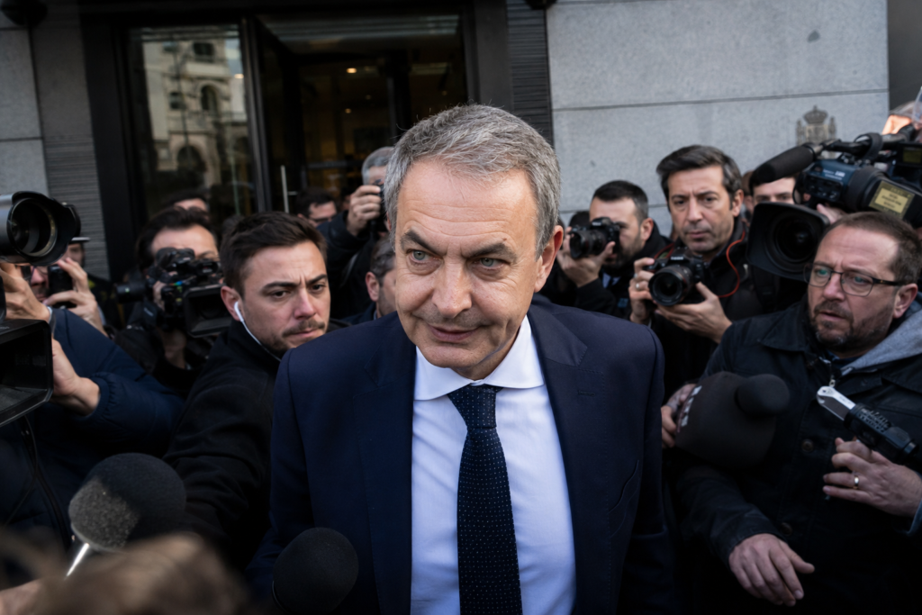 José Luis Rodríguez Zapatero rodeado de periodistas a su llegada a la Audiencia Nacional por el caso Plus Ultra