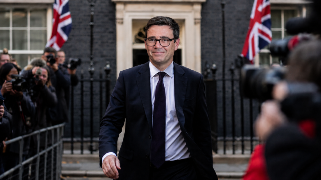 Andy Burnham, próximo primer ministro del Reino Unido, ante Downing Street