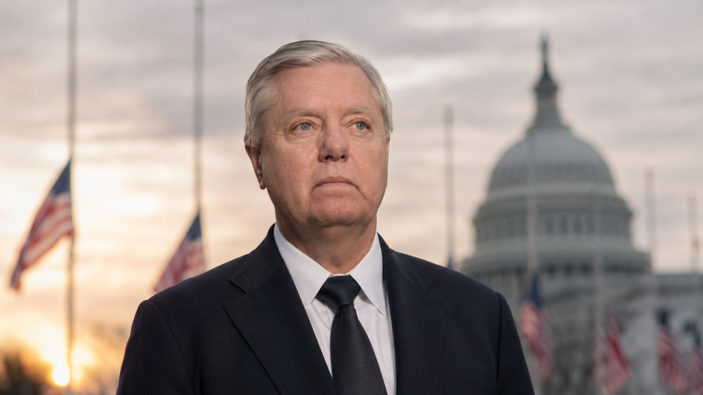 Muerte de Lindsey Graham ante el Capitolio de Estados Unidos con las banderas a media asta
