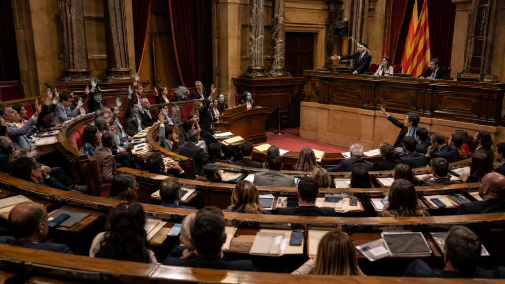 Sanciones por discursos odio en el Parlament pactadas por cinco partidos