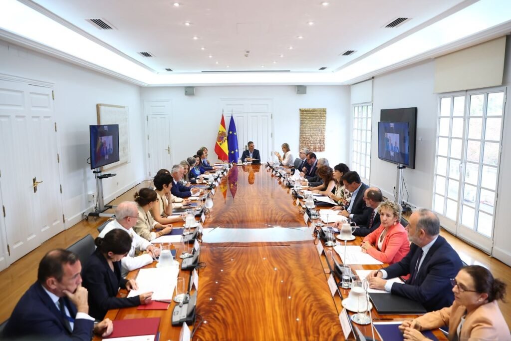 Pedro Sánchez preside la reunión del Consejo de Seguridad Nacional de España junto a varios miembros del Gobierno sobre los lobbies