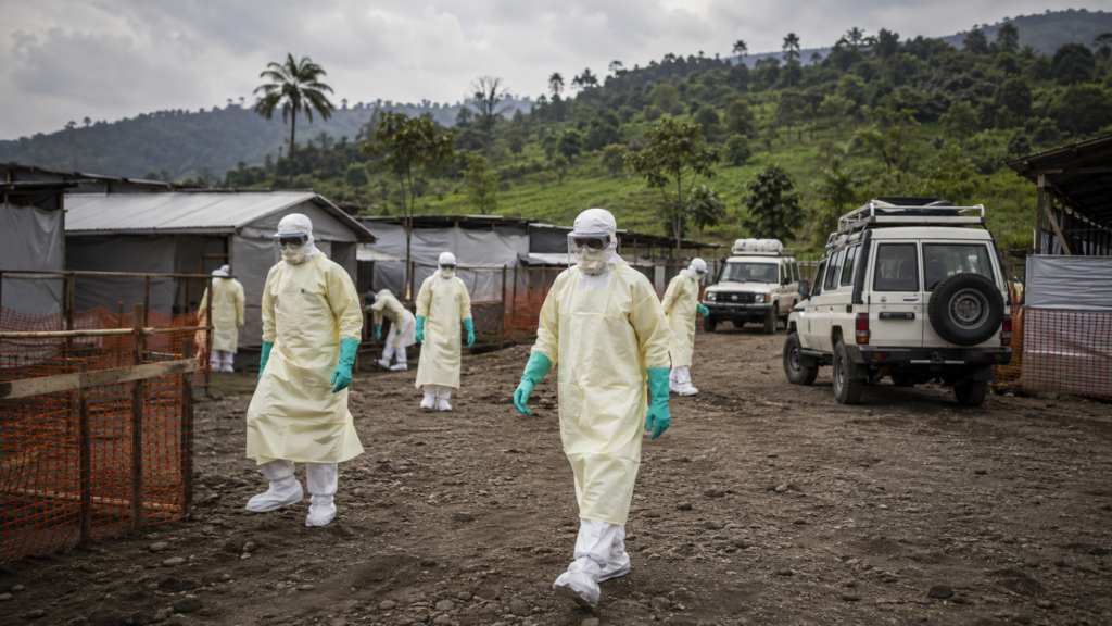 Brote de ébola en Congo 2026 con sanitarios en un centro de tratamiento en Ituri