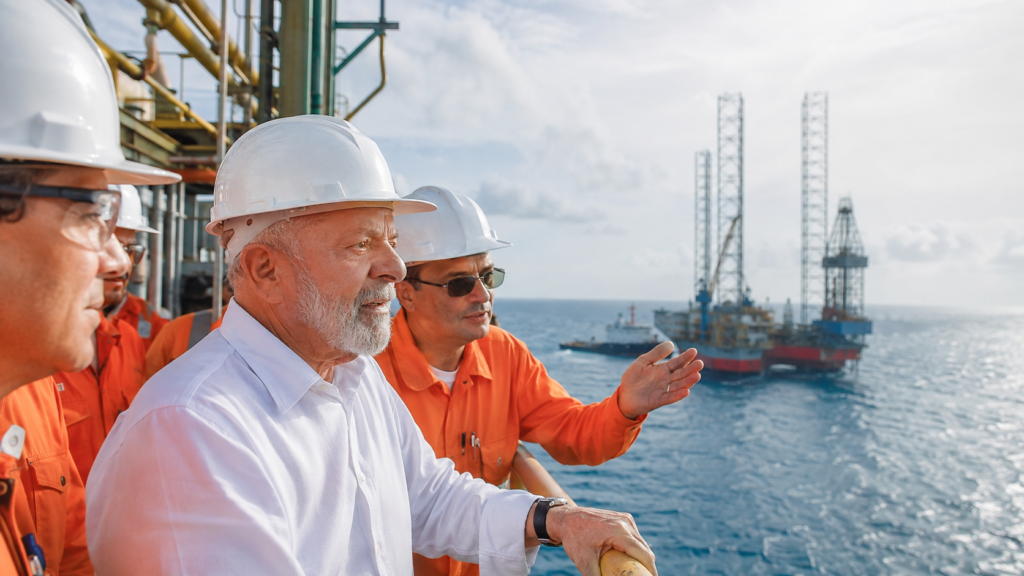 Lula visita una plataforma de petróleo frente al Amazonas tras el hallazgo de Petrobras en Brasil