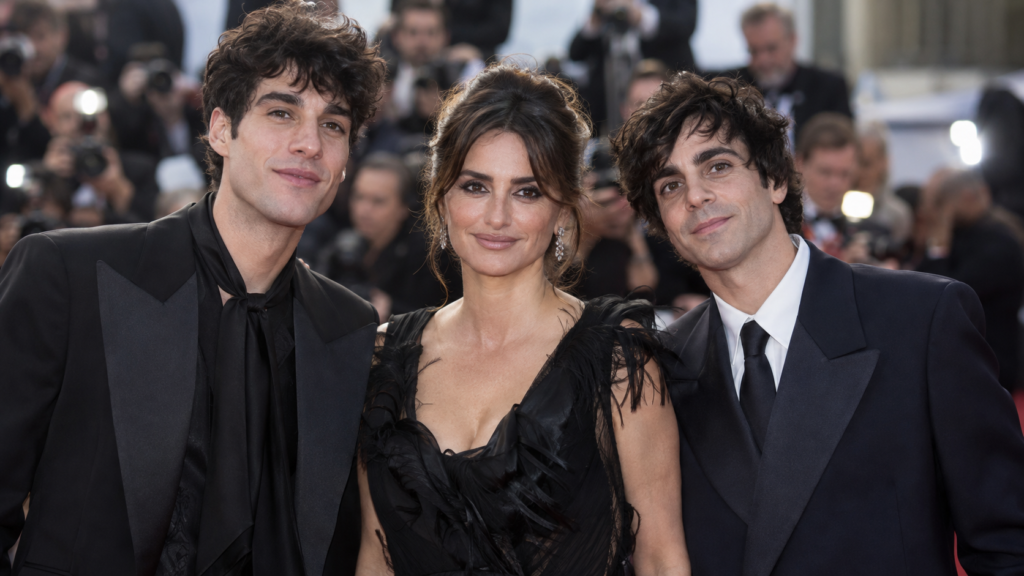 La bola negra Los Javis con Penélope Cruz tras ganar el premio del público en Toronto